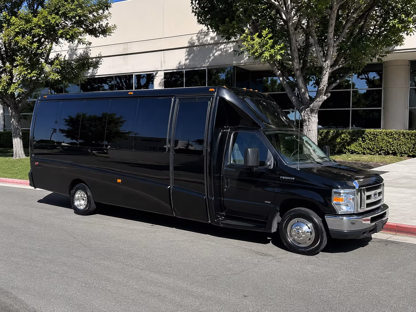 Woodbridge Winery Tour & Pub Crawl Transportation